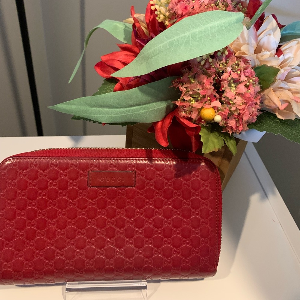Authentic GUCCI Microguccissima Zip Around Wallet in good Preloved condition